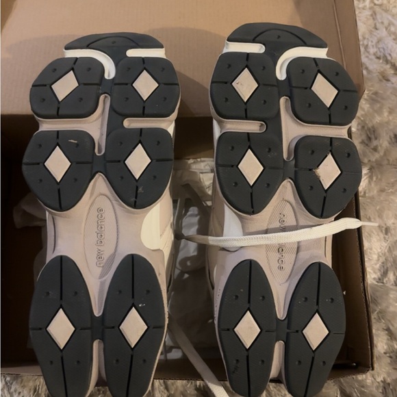 New Balance Cream and Gray Athletic Shoes - Picture 2 of 6